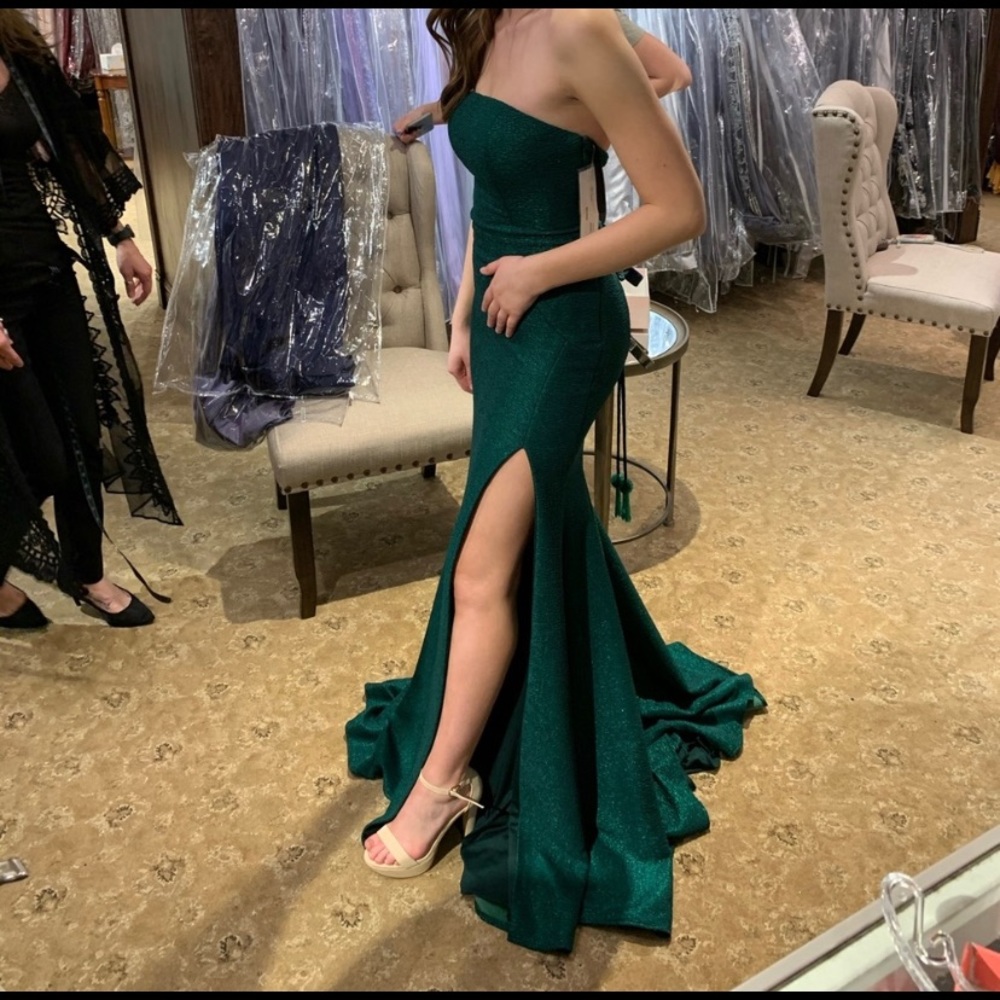 Gorgeous emerald green dress (HASNT BEEN SOLD STILL AVAILABLE)